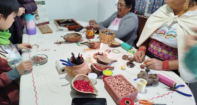 Atelier artisanal où les femmes et les enfants fabriquent des bijoux avec des perles colorées et des graines naturelles