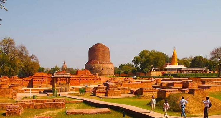 Dhamek Stupa and surrounding ruins at Sarnath on a bright afternoon.