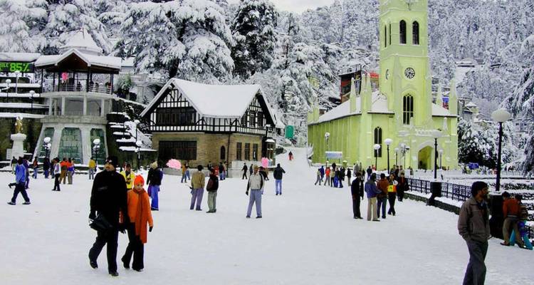 Sneeuwbedekte bergkam van Shimla vol met toeristen, met de Christ Church en koloniale gebouwen.