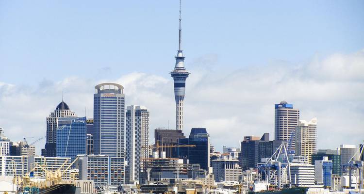 Aucklands Skyline, dominiert vom Sky Tower vor einem strahlend blauen Himmel