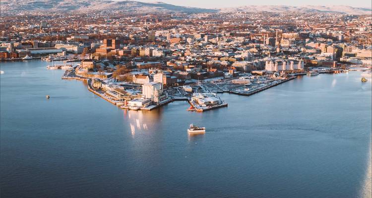 Luftpanorama der Osloer Halbinsel, umgeben von tiefblauen Fjordgewässern mit einer einsamen Fähre