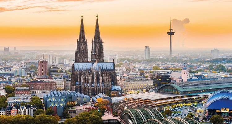 Horizon de Cologne au lever du soleil avec les flèches jumelles de la cathédrale de Cologne au-dessus du Rhin