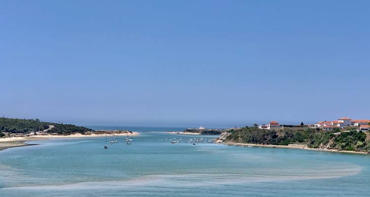 Türkisfarbene Flussmündung, die sich zum Atlantik öffnet, gespickt mit Segelbooten und eingerahmt von sandigen Landzungen und weiß getünchten Küstenhäusern.