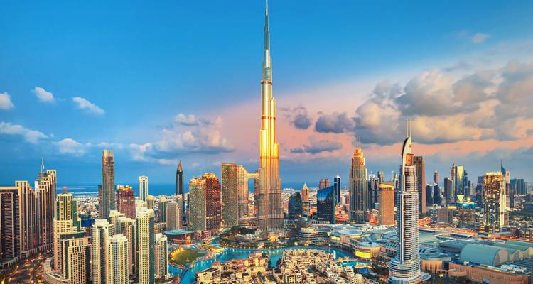 Burj Khalifa et les gratte-ciel environnants de Dubaï sous un ciel crépusculaire coloré