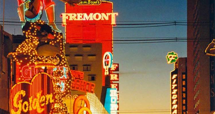 Vintage neonlichten en borden die gloeiend langs Fremont Street bij schemering staan.
