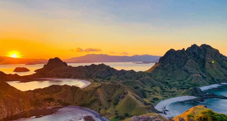Amanecer dorado sobre la Isla Padar revela crestas dramáticas, bahías turquesas y volcanes distantes.