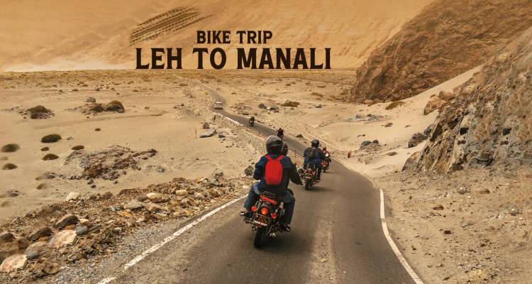 Motorradfahrer fahren eine kahle Höhenstraße hinunter mit eingeblendetem Text, der für eine Motorradtour von Leh nach Manali wirbt.