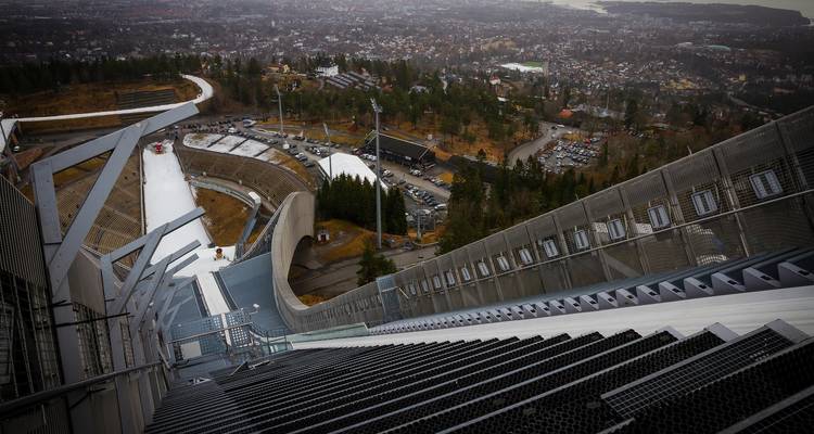 Vue spectaculaire depuis le tremplin de saut à ski d'Holmenkollen surplombant Oslo et les forêts environnantes.