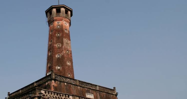 Historische Vlagtoren van Hanoi tegen een wolkeloze blauwe hemel