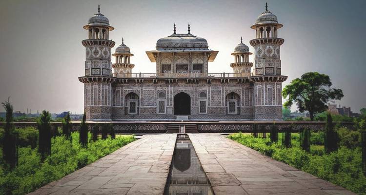 Das komplizierte Marmormausoleum von Itimad-ud-Daula, das sogenannte Baby Taj, liegt über einem reflektierenden Wasserkanal.