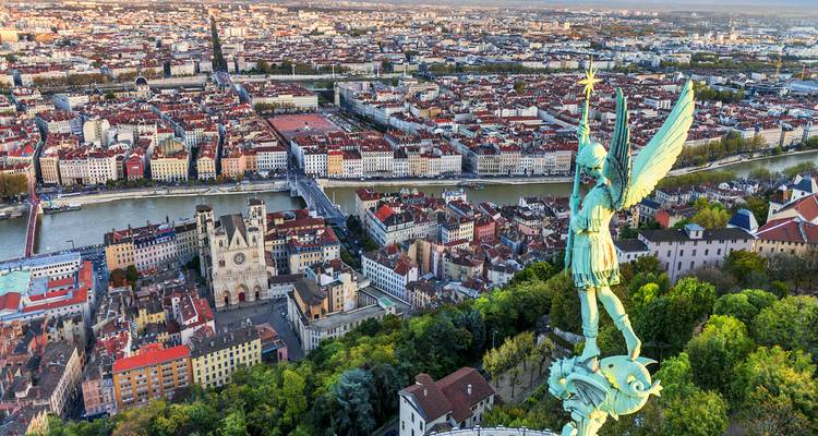 Vue aérienne époustouflante sur Lyon depuis Fourvière avec la statue de l'Archange Michel surplombant la ville et le fleuve