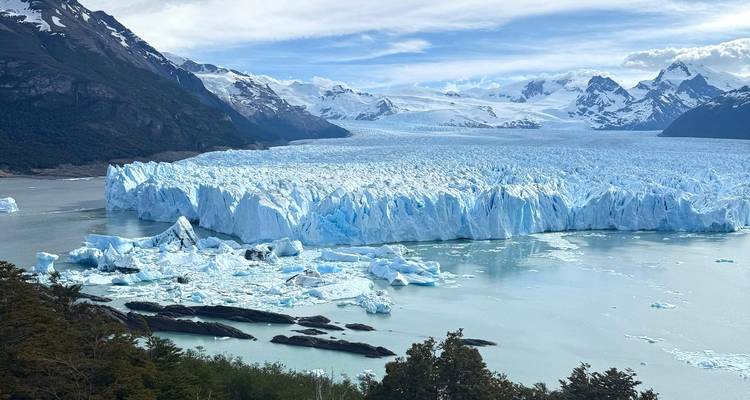 Vista panorámica del masivo Glaciar Perito Moreno derramándose en un lago azul helado.
