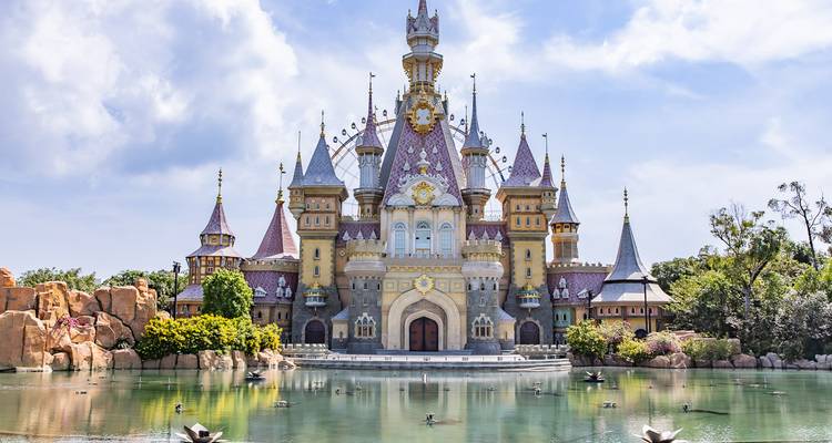 Sprookjesachtig kasteel weerspiegeld in een rustige lagune in een pretpark