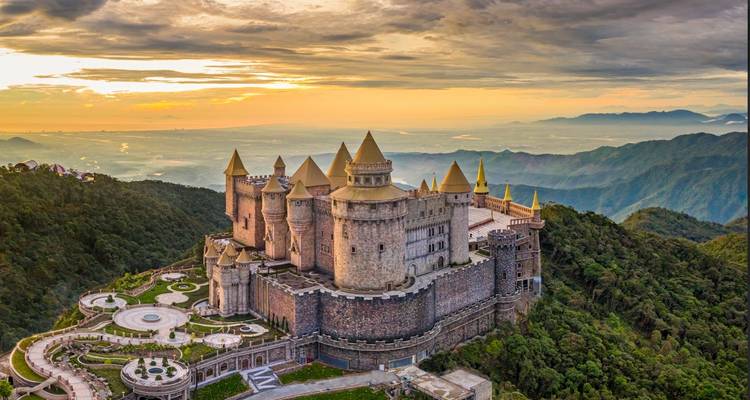 Fantasy-Stil Ba Na Hills französisches Dorfschloss auf einem üppigen Bergrücken bei Sonnenaufgang thronend