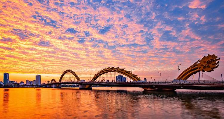 Lebendiges Sonnenuntergangslicht, das die Wolken über der ikonischen Drachenbrücke am Han-Fluss erhellt