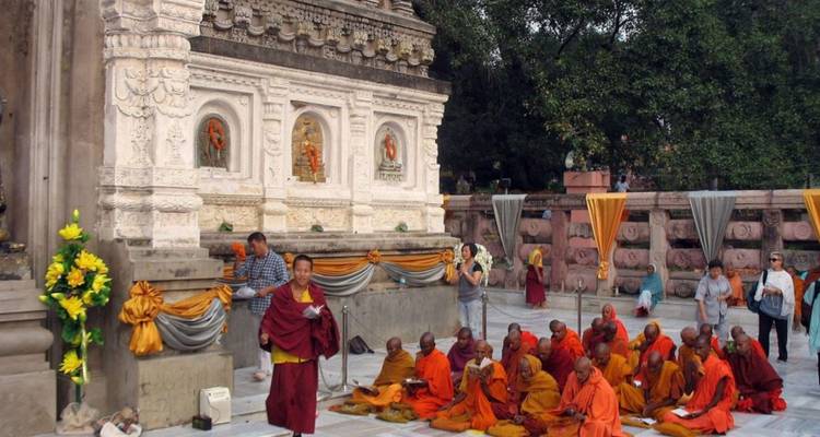 Monjes con túnicas azafrán se reunieron para una ceremonia junto a un santuario budista ornamentado.