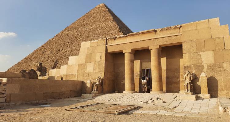 Entrada a la tumba antigua cerca de la Gran Pirámide con visitante solitario