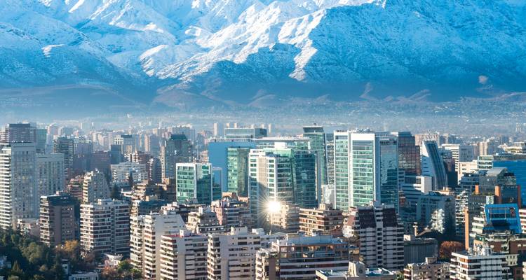 Moderne Skyline von Santiago mit schneebedeckten Anden, die sich dahinter erheben
