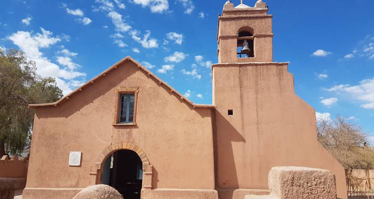 Adobe-Kirche San Pedro de Atacama unter strahlend blauem Himmel