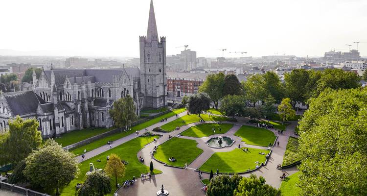 Luftaufnahme der St. Patrick's Cathedral und des üppigen Stadtparks im Zentrum von Dublin