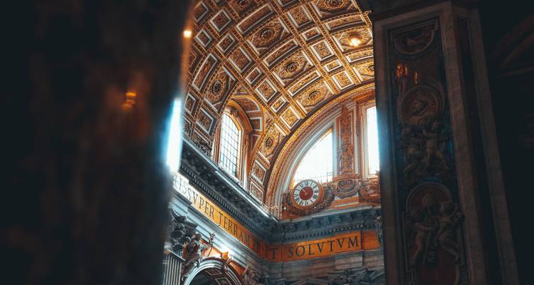 Intérieur spectaculaire de la basilique Saint-Pierre avec plafond doré orné et fenêtres cintrées
