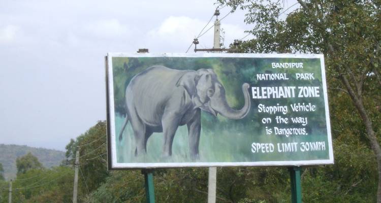 Panneau d'affichage routier indiquant la zone d'éléphants du parc national de Bandipur