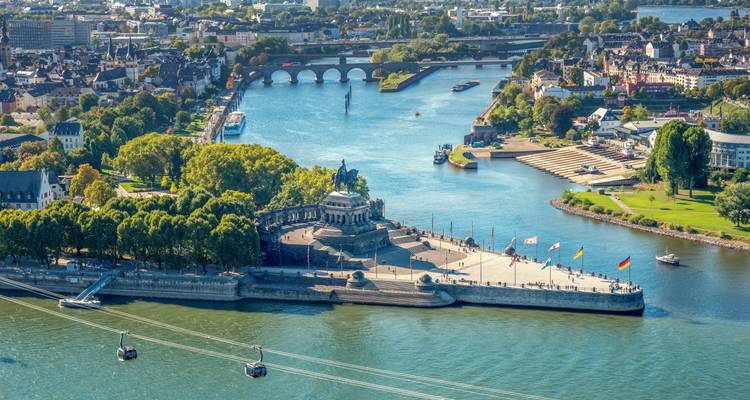 Panorama aérien du Deutsches Eck où la Moselle rencontre le Rhin avec des téléphériques traversant l'eau