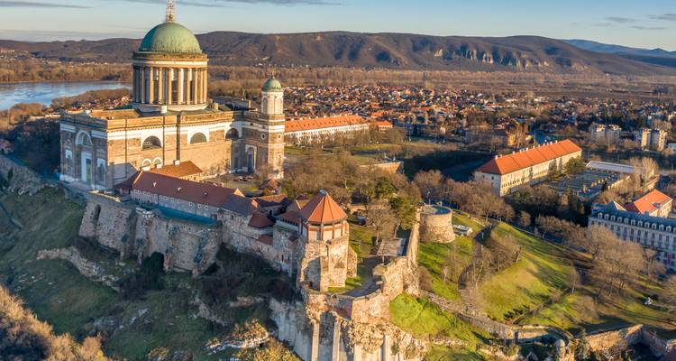 Vue panoramique aérienne de la basilique d'Esztergom et des ruines du château surplombant le Danube et la ville en contrebas.