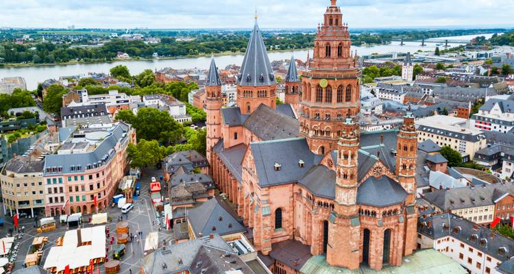 Vue aérienne des tours en grès rouge de la cathédrale de Mayence s'élevant au-dessus de la ville et du Rhin