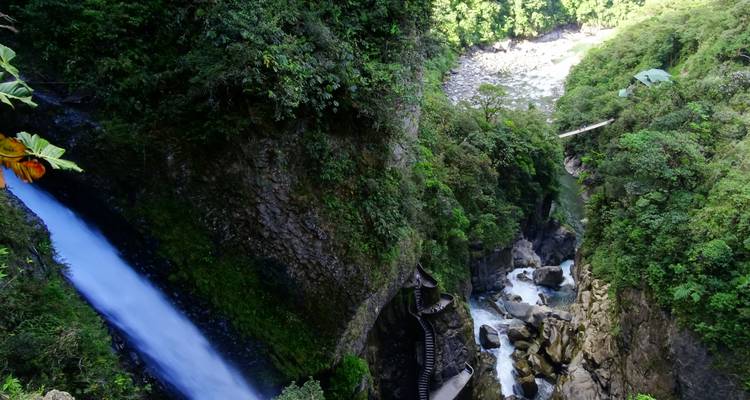 Langzeitbelichtungsaufnahme des Wasserfalls Pailon del Diablo, der durch eine üppige Schlucht in der Nähe von Banos stürzt.