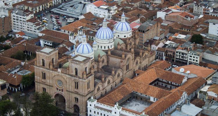 Luftaufnahme der Neuen Kathedrale von Cuenca mit ihren blauen Kuppeln, die sich über das historische Stadtgefüge erheben.