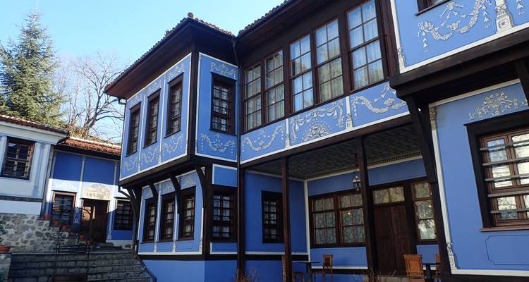 Hermosa casa azul pintada del Renacimiento Búlgaro con ventanas de madera tallada en el Casco Antiguo de Plovdiv.