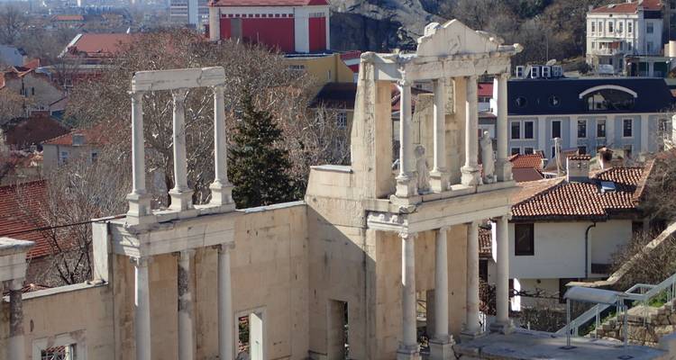 Ruinas del antiguo teatro romano de Filipópolis con vista a los tejados modernos de Plovdiv.