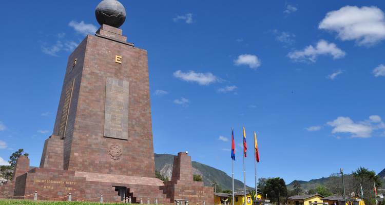 Mitad del Mundo Denkmal, das den Äquator unter einem strahlend blauen Himmel markiert.