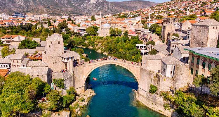 Iconische Stari Most stenen brug die zich uitstrekt over turquoise wateren in het hart van Mostar
