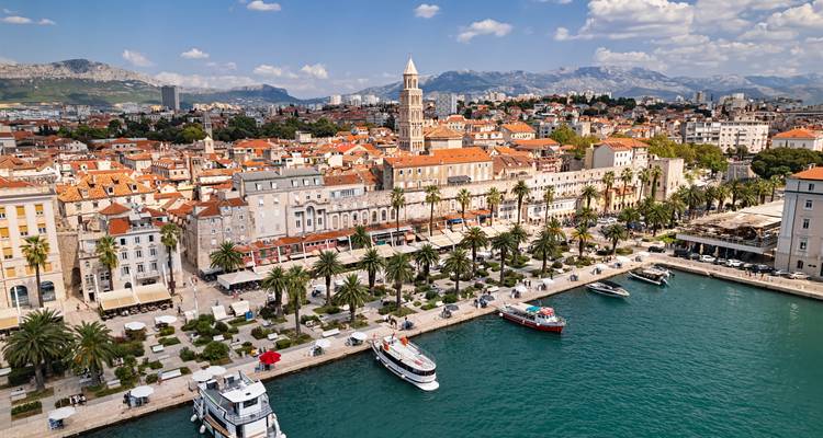 Luchtfoto van Split's met palmbomen omzoomde Riva promenade, historische gebouwen en Adriatische kustlijn