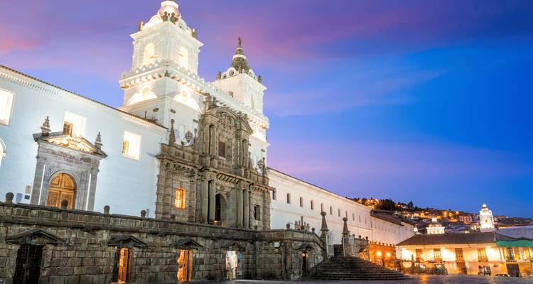 Kirche San Francisco in Quito beleuchtet während der blauen Stunde mit lebendigem Himmel.