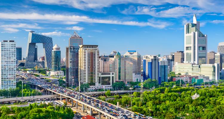 Moderno horizonte de Beijing con la icónica sede de CCTV y una autopista elevada muy transitada.