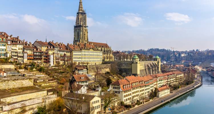La vieille ville historique de Berne avec sa tour de cathédrale surplombe les terrasses et la rivière Aar.