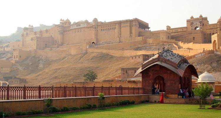 Vista panorámica de las enormes murallas amarillas del Fuerte de Ámbar descendiendo en cascada por una ladera rocosa.