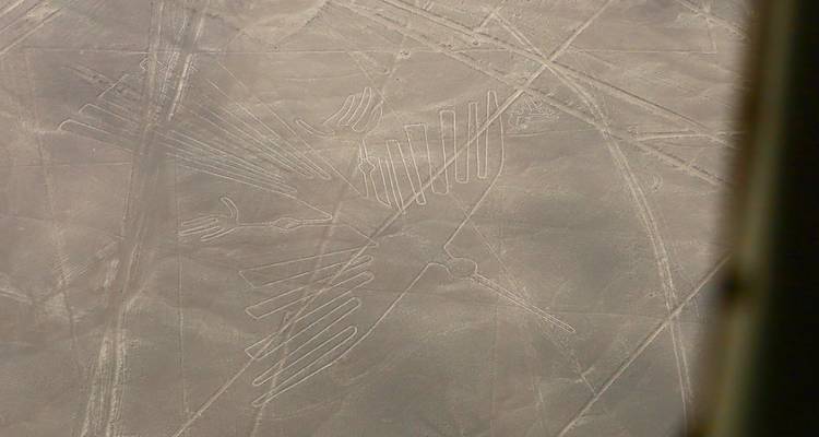 Fotografía aérea del geoglifo de Nazca del colibrí delineado en la meseta desértica.