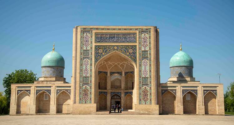 Madrasa symétrique avec portail orné et dômes jumeaux turquoise dans le complexe Khast Imam de Tachkent.
