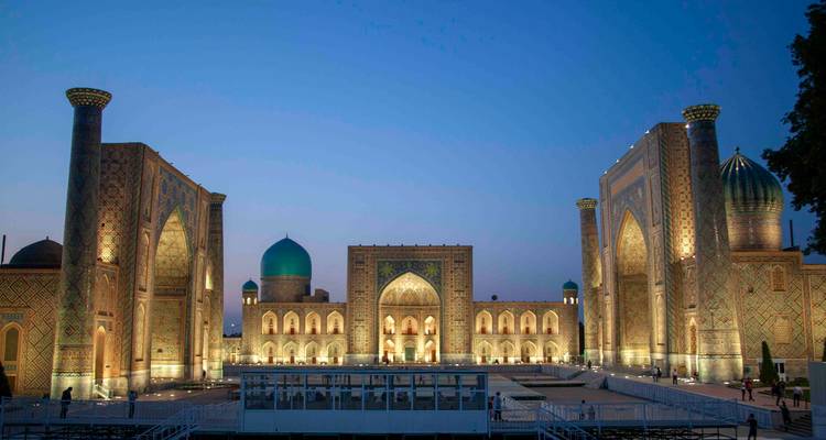Ensemble du Registan magnifiquement illuminé à l'heure bleue avec un ciel crépusculaire s'assombrissant.