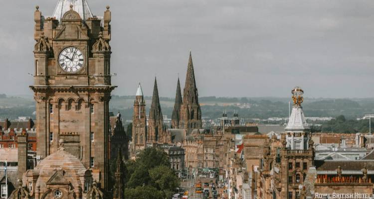 Skyline van Edinburgh met het Balmoral Clock Tower en verre torenspitsen.