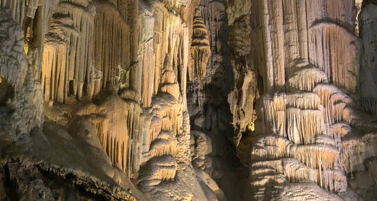 Vista interior de una cueva de piedra caliza con formaciones espectaculares de estalactitas
