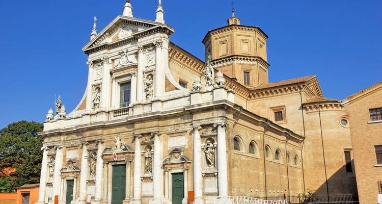 Beeindruckende Basilika im Barockstil in Ravenna unter tiefblauem Himmel.