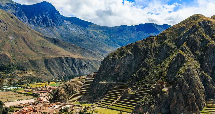 Ruines incas en terrasses d'Ollantaytambo construites dans les flancs escarpés des montagnes au-dessus d'une vallée luxuriante