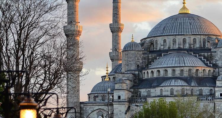 Vista detallada de las cúpulas y esbeltos minaretes de la Mezquita Azul al atardecer