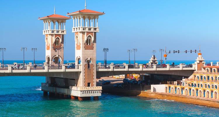 Vista pintoresca del Puente Stanley que atraviesa las aguas turquesas del Mediterráneo en Alejandría