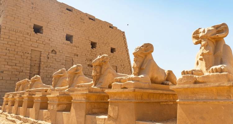 Fila de estatuas de esfinges con cabeza de carnero de arenisca que conducen al Templo de Karnak